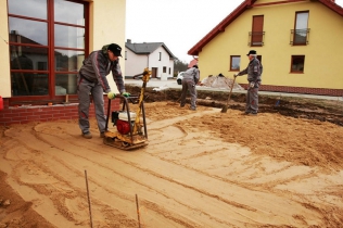 Taras na gruncie, czyli zalety technologii układania płyt „na sucho”